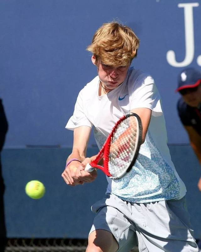 凭借相对更 凭借相对更